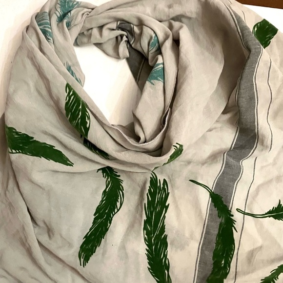 Leigh & Luca New York Velvet Embossed Leaf‎ Triangle Scarf - Picture 4 of 4